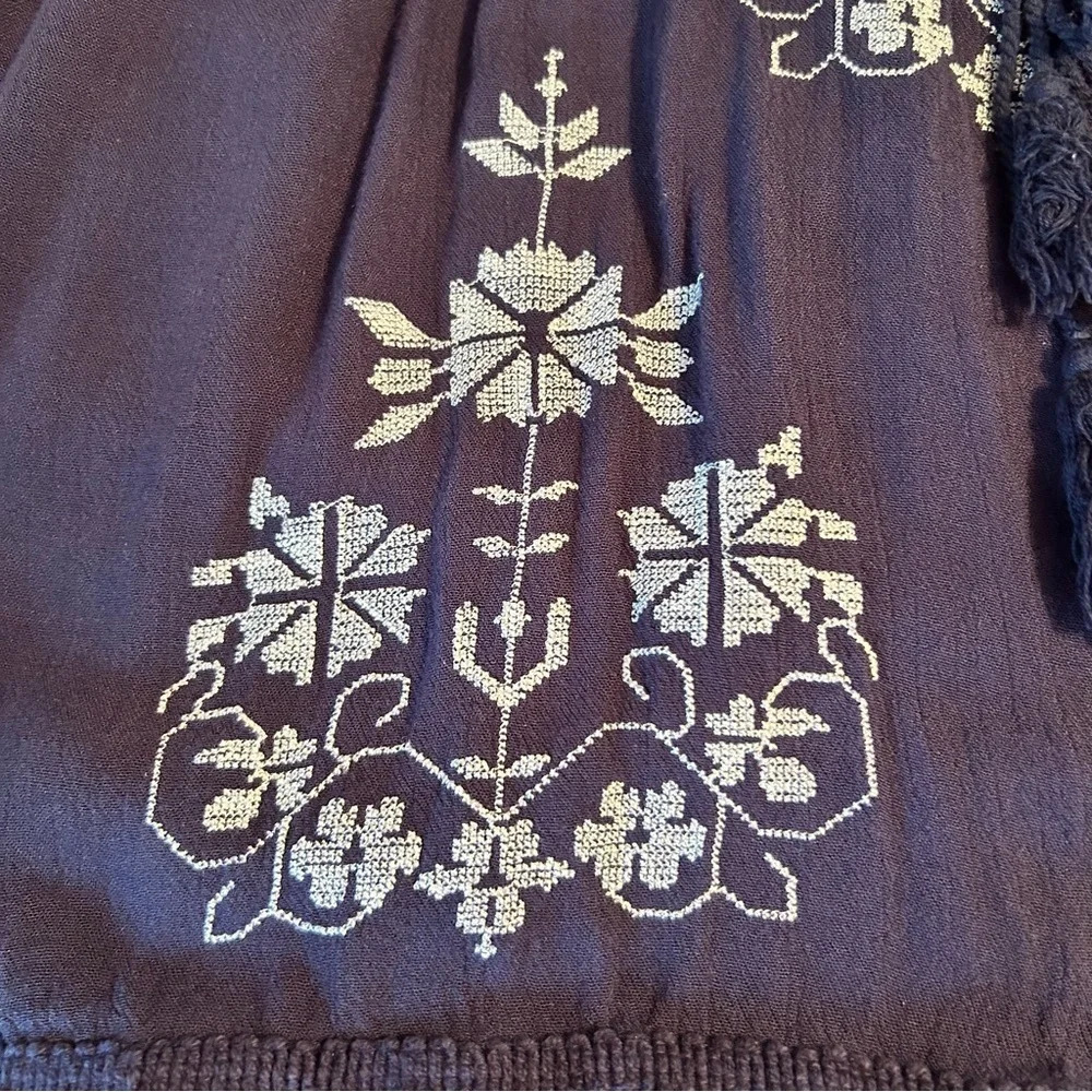 Fig & Vine Navy Ivory Embroidered Pullover Tunic Top Women’s S/M Tassel Flowy - Picture 7 of 14
